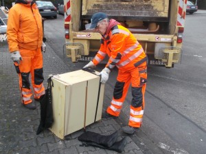 Müll0315 015a.jpg (482.13 KiB) 6847 mal betrachtet Nur einen kurzen Augenblick überlegen, wie man das wacklige vollgestopfte Teil "sicher" zum Müllauto schleppen kann.