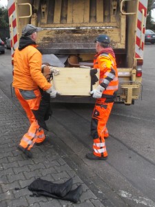 Müll0315 016.jpg (473.76 KiB) 6847 mal betrachtet Nur die geübten Griffe der Müllwerker und die stramm geknoteten Strumpfhosen verhinderten ein Herausbrechen der Hinterplatte - und die Tatsache, dass das Müllauto noch etwas rückwärts ran gefahren ist an den zu ladenden Sperrmüll.