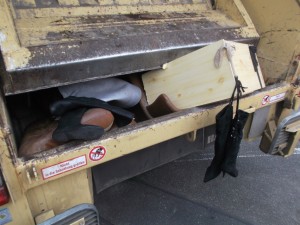 Müll0315 019.jpg (422.67 KiB) 6847 mal betrachtet Noch schnell die verloren auf der Straße liegenden Stiefel in die Müllschüttung geschleudert, bevor das Pressschild "zu macht".