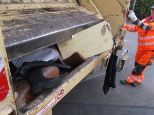 Müll0315 020.jpg (452.01 KiB) 6847 mal betrachtet Und schon fings an zu knirschen.