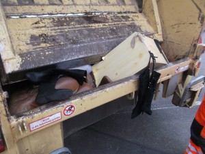 Müll0315 021.jpg (6.76 MiB) 6847 mal betrachtet Bevor der Schuhschrank total zerbarst, drückte ihn das Pressschild erst mal tiefer in die Müllschüttung.