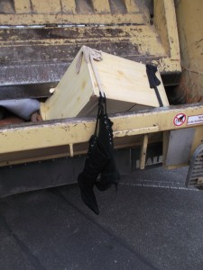 Müll0315 022.jpg (493.33 KiB) 6847 mal betrachtet Ich bangte ein wenig, ob nicht doch noch beim Zermalmen des Schuhschranks, ein Teil des "ganzen Scheiß'" auf die Straße plumpsen würde?!