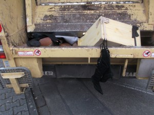 Müll0315 023.jpg (423.94 KiB) 6847 mal betrachtet Die schönen weichen Wildlederstiefel taten noch so "unbeteiligt", aber auch hier galt: Mitgegangen - mitgehangen!