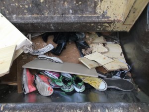 Müll0315 034.jpg (549.21 KiB) 15987 mal betrachtet Aus dem Schuhschrank und Anjas Schuhen und Stiefeln wurde "Pressmüll".