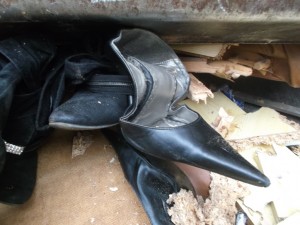 Müll0315 036.jpg (495.24 KiB) 15641 mal betrachtet Keine Gnade für alte "Schätzchen"! Da sollten ja eh keine zarten Frauenfüße mehr rein!