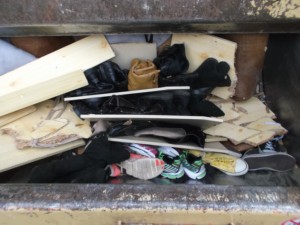 Müll0315 041.jpg (468.63 KiB) 15564 mal betrachtet Ein bissel kann man noch die "Ordnung" im Schuhschrank erkennen. Aber nicht mehr lange!