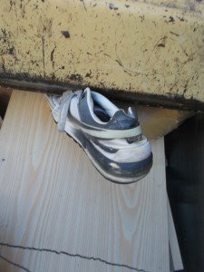 Müll0315 106.jpg (572.27 KiB) 14020 mal betrachtet So fette große Sneaker "betteln" geradezu darum, vom Pressschild erfasst und zerquetscht zu werden!