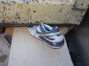 Müll0315 107.jpg (570.43 KiB) 14040 mal betrachtet Eigentlich sind die Schuhe schon kaputt, denn die Fersenkappe wurde schon runtergebrochen.