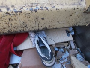 Müll0315 109.jpg (493.91 KiB) 13783 mal betrachtet Jetzt wurden die "Mäxe" ins Müllauto gepresst!