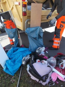 Müll0315 113.jpg (581.8 KiB) 13783 mal betrachtet ... und die Müllmänner luden weiter das restliche Gerümpel ein und trampelten dabei auf den "frisch gepressten" geilen Sachen herum. War ja eh alles nur noch wertloser Dreck! - aber halt auch geilst!