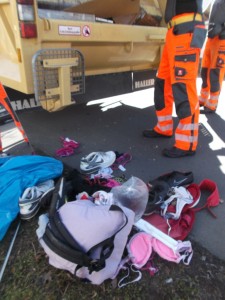 Müll0315 115.jpg (571.15 KiB) 13783 mal betrachtet Es klirrte bei den vielen großen Spiegeln, die nun gepresst wurden. Ich meinte zu einem Orangenen Engel, er müsste doch schon Jahrtausende Pech haben bei seinem Beruf und erfeixte nur: "Wir "Orangenen Engel" haben alle Absolution vom Sperrmüll-Gott bekommen!" Er muss recht haben, denn nur so kann er seinen zerstörerischen Beruf ausüben. Es muss ja Leute geben, die den wichtigen Job erledigen ohne zur Hölle zu fahren!