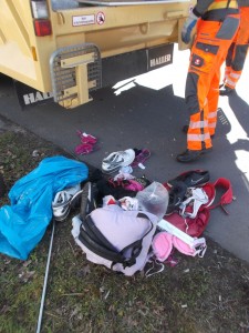 Müll0315 116.jpg (516.7 KiB) 13783 mal betrachtet Ich bin mir echt unschlüssig: Wo hinein passen solche Abfälle besser - und geiler: In den brutalen und pressanten Sperrmüll, oder doch besser in schmutzigem demütigendem Hausmüll in der Restmülltonne?