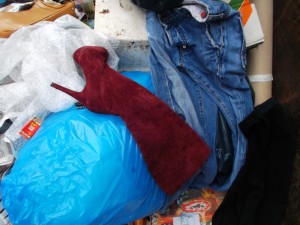 Müll0315 133.jpg (567.48 KiB) 14702 mal betrachtet Schade um den wunderschönen Wildlederstiefel! Den anderen habe ich nicht mehr finden können.