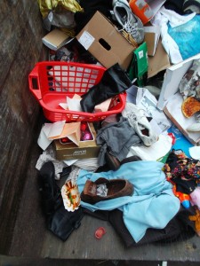 Müll0315 134.jpg (674.9 KiB) 14175 mal betrachtet Herzlos zur Mülldeponie gebracht: Handschuhweiche Lederstiefel Originale von "Sex an the city"! Was wohl Pacilove dazu sagen würde: Ein armer Schnulli auf dem dreckigen kalten Stahl in dem riesigen Müllcontainer!