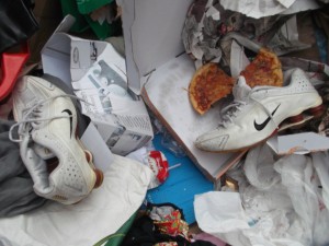 Müll0315 135.jpg (507.19 KiB) 14175 mal betrachtet Diese Sneaker haben sozusagen "ausgeshoxt". Hehe!