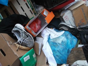 Müll0315 137.jpg (550.22 KiB) 14702 mal betrachtet Müffelige ausgelatschte Laufschuhe im hohen Bogen aus dem Kofferraum noch schnell heraus geschleudert, bevor die Leute wieder losfuhren.