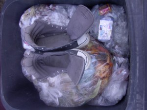 Müll0112 001.jpg (299.99 KiB) 8068 mal betrachtet So wie es sich "gehört", wurden die Chucks ausrangiert: noch brauchbare Schnürsenkel rausgezogen und die stinkenden müllreifen Schuhe gleich runter zum Müll weggebracht!