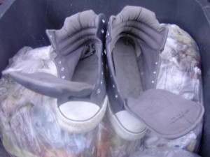 Müll0112 003.jpg (264.91 KiB) 8068 mal betrachtet Es hat sich noch nicht einmal mehr gelohnt, die Laschen wieder in die Schuhe reinzustopfen. Der draufkommende frische Abfall würde schon die Schuhe zusammensacken lassen.