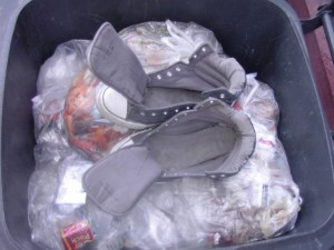 Müll0112 004.jpg (304.36 KiB) 8068 mal betrachtet Geradezu eine "Einladung", seinen Ekelsiff drauf- und reinzukippen.