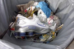 Sabsebine01 161.jpg (277.47 KiB) 10268 mal betrachtet Ein ausgesprochen schönes "Shox"-Modell wartete da auf die Straßenreinigung.