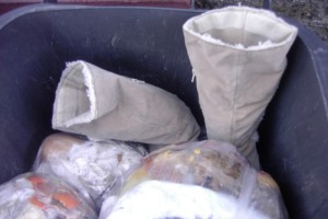 Tamaras alte Winterstiefel begannen nun doch langsam aber sicher sich ihrem Schicksal im Müll zu ergeben.