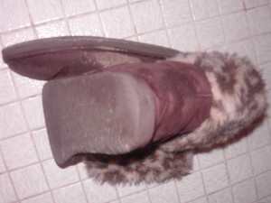 Müll0112 065.jpg (202.8 KiB) 4892 mal betrachtet Erste Nähte und Klebestellen gehen auf und die Sohle ist schon ganz schief abgelaufen; und innen käsig nassgeschwitzt.