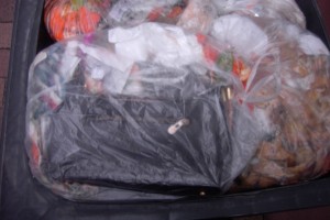 Peinliches Fake, kaputt und liegt hier genau richtig: Jessicas Handtasche im Küchenmüllbeutel.