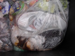 Lauras Chucks schon seit zehn Tagen im Hausmüll!