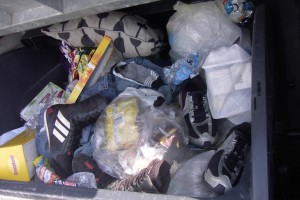 Müll1111 006.jpg (422.32 KiB) 9550 mal betrachtet typischer Studentenchaos: Lumpen, Schuhe, Fastfood-Schachteln, Papier und Pappe und kleiner Sperrmüll. Hier wird halt eher weniger gekocht, daher kaum Küchenabfälle aber dennoch Essensreste.