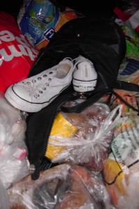 Müll1111 294.jpg (428.99 KiB) 9055 mal betrachtet Die ausrangierte Handtasche wurde als Mülltüte missbraucht. Warum auch leer runter zum Müll tragen?!