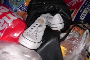 Müll1111 295.jpg (431.84 KiB) 9055 mal betrachtet Geile total verlatschte weiße Leder-Chucks mussten in der Tasche in den Müll. Beinahe nicht entdeckt!