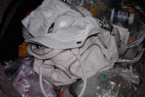 Müll1111 296.jpg (402.11 KiB) 9051 mal betrachtet Wie kann man nur solche Stiefel einfach so wegschmeißen?