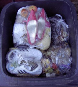 Doch noch war an Rettung nicht zu denken, denn es war noch genug Platz für frischen Müll und die Schuhe noch auf dem &quot;Präsentierteller&quot;.
