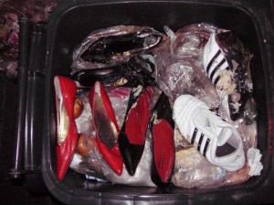 Schuhe und Klamotten, die im Winter weggeschmissen werden, haben es irgendwie &quot;besser&quot; als diese armen Schuhe. Dabei war es nicht einmal Hochsommer!!!