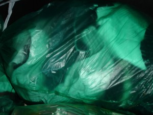 5443.jpg (189.99 KiB) 11739 mal betrachtet gleich zwei volle Säcke mit Kleidung fand sich in einer anderen Tonne. Leider keine Schuhe, dafür Hosen, T-Shirts, Spcken, BH's usw.