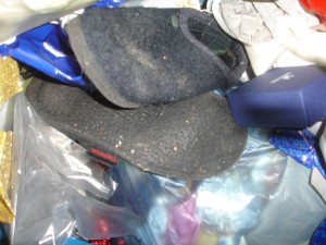 5445.jpg (222.96 KiB) 10849 mal betrachtet ...und wieder winzige Hausschühchen im Müll