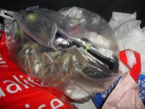 hier landeten dreckige Nike-Kinderfußballschuhe in der Tonne. Die habe ich gleich rausgefischt *gg*
