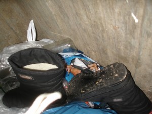 5456.jpg (241.78 KiB) 10849 mal betrachtet Gore-Tex-Shoes von Puma, die schon ein wenig den Tonnengeruch aufgesogen haben und im Inneren einen ordentlich Duft in sich tragen ...gerettet *gg*