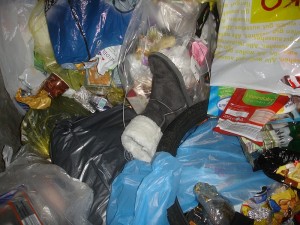 5460.jpg (319.87 KiB) 11739 mal betrachtet ganz süße Fake-UGG-Boots in Gr. 36... ich hab erstmal wild nach dem zweien suchen müssen, der blöd begraben war... doch hab ich ihn gefunden und beide retten können, landeten die in der Tonne für Plastik und Verbundabfälle !?!