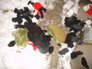 5497.jpg (233.87 KiB) 10472 mal betrachtet Einfach KRASS!! Grüne Plüschhausschuhe + Unterwäsche + BH + ca. 2 Dutzend Paar Socken, darunter 6 Paar von Puma! Gewaschen, optisch wie neu, nach Weichspüler duftend. Wie das alles hier hergekommen ist, bleibt auf ewig ungeklärt. Kurios: wieso wird so etwas so unbedacht entsorgt? :D