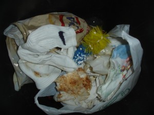 5507.jpg (125.01 KiB) 10472 mal betrachtet Eine einzelne Nike-Sportsocke hat sich in der vermeindlich letzten Ruhestätte eingefunden. Die zweite scheint wohl noch getragen zu werden oder wurde vielleicht von der Waschmaschine verschlungen :D