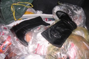 Müll0112 084.jpg (465.54 KiB) 11298 mal betrachtet Zwar nicht mehr warm, aber innen noch feucht und herrlich duftend, konnte ich diese fertigen Stiefel retten!