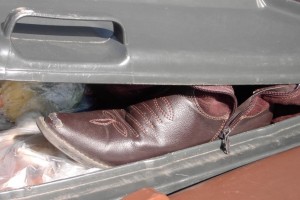 Die Sonne schien für diese alten Stiefel nur noch, weil der Mülltonnendeckel wieder mal wg. Überfüllung aufstand.