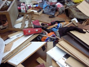 Müll1011 068.jpg (140.69 KiB) 9813 mal betrachtet Polternd glitt die alte Sitzbank über das "Möbelmikado".