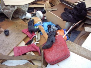 Müll1011 069.jpg (149.39 KiB) 9814 mal betrachtet Müll ist schon immer eine irre Mischung gewesen: Spießige rustikale Sitzbank, ein fast schon historischer Koffer, billige Baumarktmöbel, Perserteppiche und extravagante Stiefel. Morgen würde alles nach Brennwert mit einem Greifer sortiert, oder erst mal in die Mülldeponie zwischenlagernd "eingebaut".