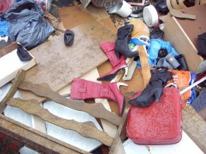 Müll1011 070.jpg (156.58 KiB) 10741 mal betrachtet Die Regentropfen platschten immer mehr auf das feine und makellose Leder.