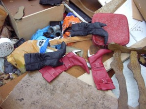 Müll1011 071.jpg (127.89 KiB) 9425 mal betrachtet Wie kann nur eine Frau solch schöne und top erhaltene edle und interessante Hingucker-Stiefel auf einer dreckigen und stinkenden Müllkippe so herzlos zurück lassen?