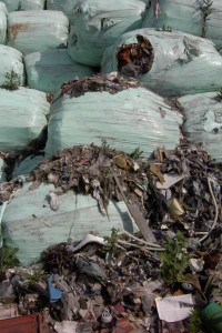 Luzifer01 019.jpg (289.17 KiB) 29140 mal betrachtet Fertig verpackte Ballen mit "Trockenstabilat" für das Müllheizkraftwerk.