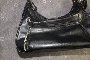 Die Handtasche ist auch kaputt und wird entsorgt werden. Der Rest wartet hier erstmal.