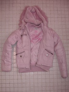 Müll0212 007.jpg (338.39 KiB) 6651 mal betrachtet So schade um die süße Girly-Jacke, aber die wurde gnadenlos ausrangiert.